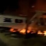 Kareta api ini dari semarang hendak menuju kejakarta, di jalan Madukoro Palang Pintu Rel dekat Damkar, mobil Truk di tabrak sempat terbakar. 91c58089-1f23-487d-841f-1b701c248e15