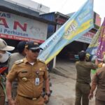 Sampai Warga minta pada Satpol PP Kecamatan Sepatan, jangan sempanduk Caleg saja. 32cdc210-c4e3-414b-95fb-2fe4e5001e1a