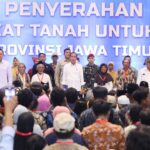 Pembagian sertipikat hasil Redistribusi Tanah ini adalah yang pertama dilakukan oleh presiden sejak ia menyerahkan SK Biru. 4bafb3da-84eb-46e5-901d-f1b99e22278e