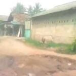 Jalan menujuh ke SMAN 25 tidak terbangun, rusak parah dan berbauk. 5b774379-562b-49ad-916b-6e2535088d2d