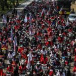 Demostran ini menujukan bahwa pegawai buruh menujukan pada pemerintah agar di perhatikan. df655d6a-a626-4447-8fcb-2782329bc281