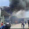 Gedung pengolahan limbah plastik di Tangerang -Balaraja Terbakar. Oplus_131072