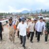 Menteri Dalam Negeri (Mendagri) sekaligus Ketua Satgas Percepatan Rehabilitasi dan Rekonstruksi Pascabencana Sumatra Muhammad Tito Karnavian meninjau langsung dampak bencana banjir dan longsor di Kabupaten Bener Meriah. Oplus_131072